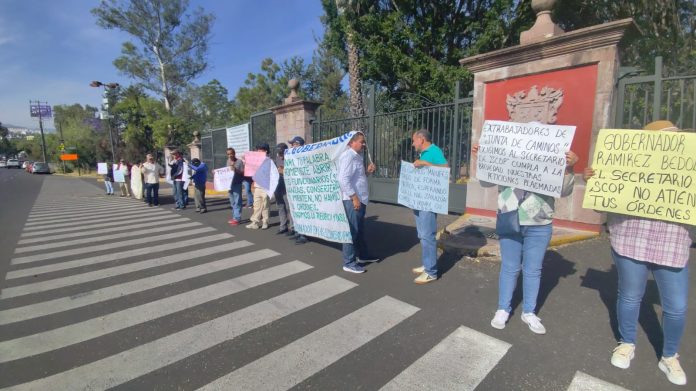 Enésima manifestación de extrabajadores de la Junta de Caminos en Casa de Gobierno