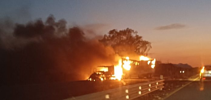 "Tiris" bloquean la Morelia-Pátzcuaro y queman tráiler