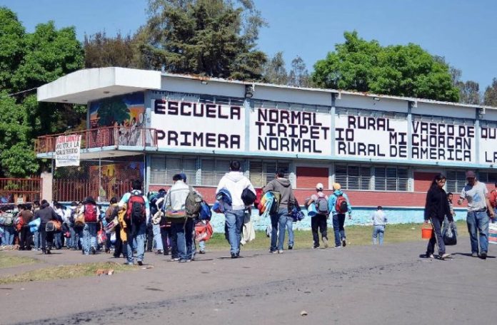 Normalistas de Tiripetío exigen el cambio de la plantilla de docentes