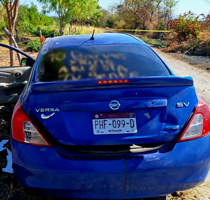 Abandonan 3 asesinados a bordo de un auto, en la comunidad Crucero Parácuaro