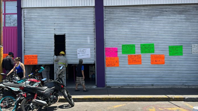 Comerciantes bloquean calles por llegada de La Violeta al Mercado Independencia