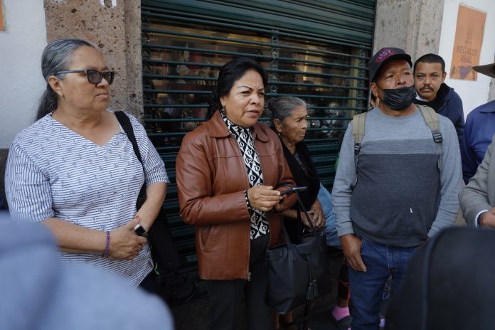 Los pacientes señalaron que a pesar de contar con el respaldo legal, han tenido que seguir pagando los tratamientos, cuyo costo asciende a $2,800 semanales por paciente y en algunos casos hay más de uno, lo que vuelve la situación insostenible.