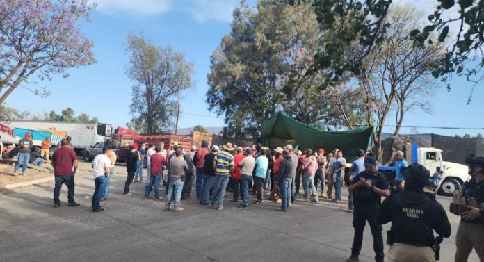 Manifestación en Jacona termina deriva en zafarrancho, una patrulla volcada y quemada