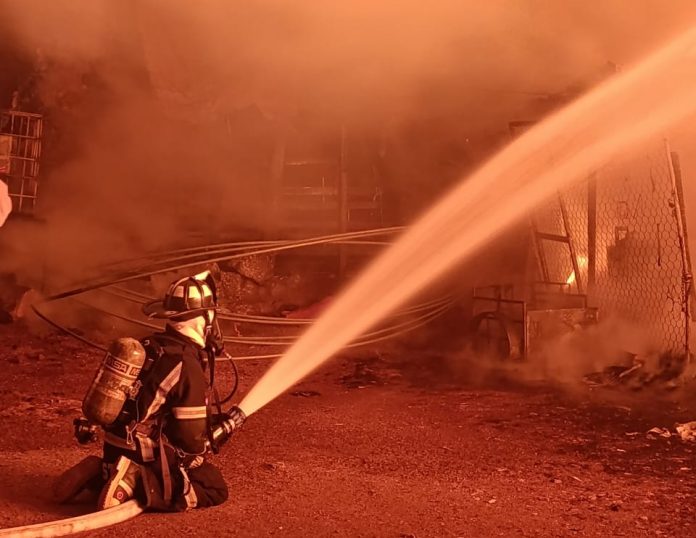 Arde taller de carpintería en Pátzcuaro; bomberos municipales atienden la emergencia