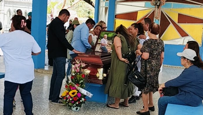 Entre impotencia y llanto dan el último adiós a Don Freddy, fallecido por explosión de mina terrestre