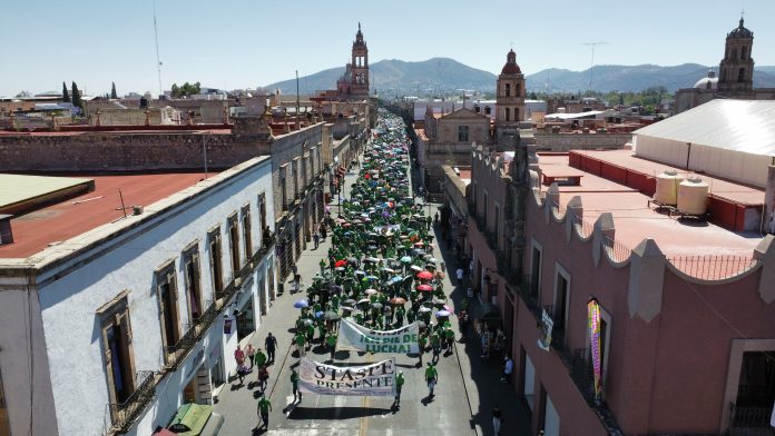Sindicatos y organizaciones realizaron megamarcha este viernes en Morelia