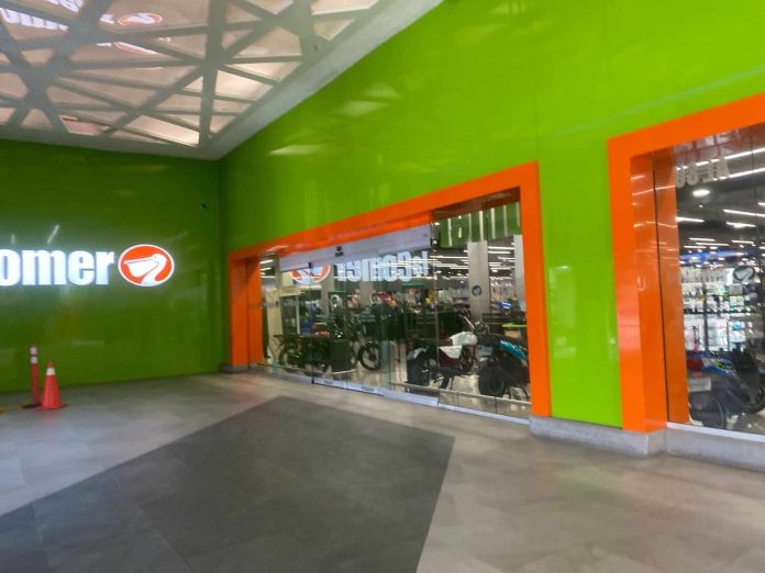 Empleado de mantenimiento cae de lo alto de La Comer Escala Morelia
