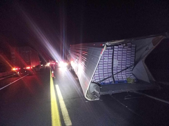 Se accidenta vehículo de carga en la pista Pátzcuaro-Cuitzeo