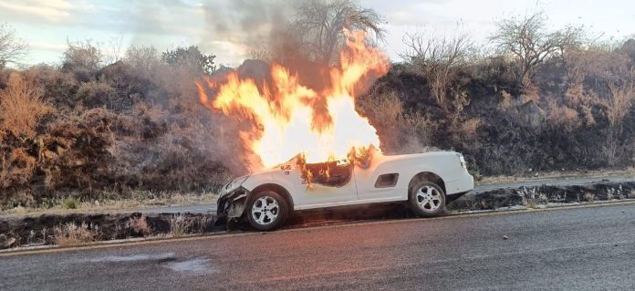 Normalistas realizan bloqueos en Morelia y queman auto en la carretera a Pátzcuaro