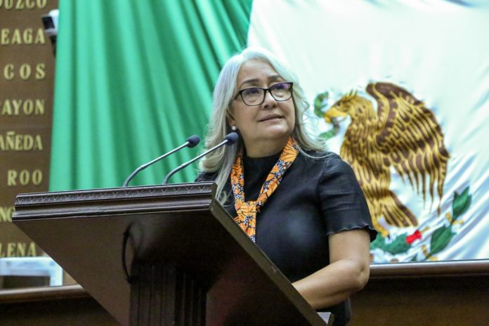 Emma Rivera propone reconocer en la Constitución de Michoacán el derecho a la Lengua de Señas Mexicana Morelia, Michoacán, 14 de abril de 2025.- La diputada local Emma Rivera Camacho, presidenta de la Comisión de Puntos Constitucionales del Congreso del Estado, presentó una iniciativa con alto sentido de justicia social para garantizar los derechos lingüísticos de la comunidad sorda en Michoacán. Desde tribuna, la legisladora subrayó que su propuesta busca visibilizar y reconocer en la Constitución local a la Lengua de Señas Mexicana (LSM) como un derecho fundamental para más de 36 mil personas sordas en el estado, conforme a datos documentados por el legislador Víctor Zurita. “Proponemos un derecho lingüístico que implica mucho más: el derecho a la comunicación, al acceso a la información, a la enseñanza, a la inclusión y a la justicia”, afirmó. Emma Rivera explicó que la LSM es una lengua con estructura propia, visual y manual, que permite a la comunidad sorda expresar ideas, emociones y conceptos, tal como cualquier lengua hablada. Recordó que desde 2005 la LSM es reconocida oficialmente en México, y que cada 10 de junio se celebra su día nacional. La diputada destacó que su iniciativa no surge de improvisaciones, sino de la convicción de que es momento de dar un paso firme hacia la inclusión plena de todas las personas. “La diversidad no es obstáculo, es una riqueza. Pero una sociedad verdaderamente solidaria e incluyente sigue siendo un ideal que debemos alcanzar con leyes, con voluntad y con empatía”, sostuvo. Emma Rivera concluyó su participación convocando al Congreso del Estado y a la sociedad a acompañar esta iniciativa que abre la puerta a un entorno más justo y accesible para todas y todos. “Es tiempo de visibilizar a quienes históricamente han sido ignorados. Es tiempo de las mujeres, de los pueblos, de las personas con discapacidad. Es tiempo de todas las formas de lo diverso”.