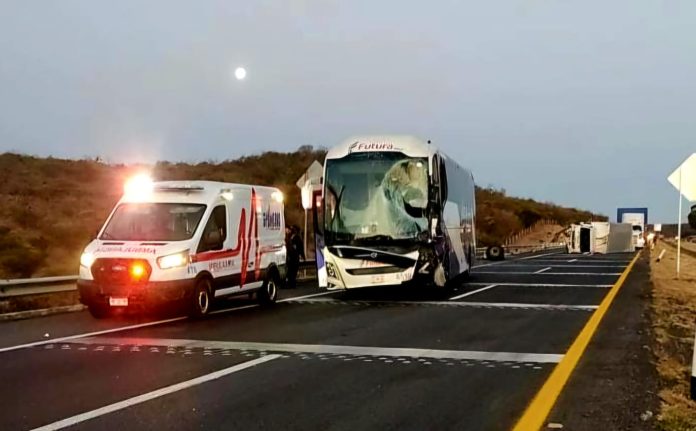 Se registra choque de autobús y camión de carga en la autopista México – Guadalajara