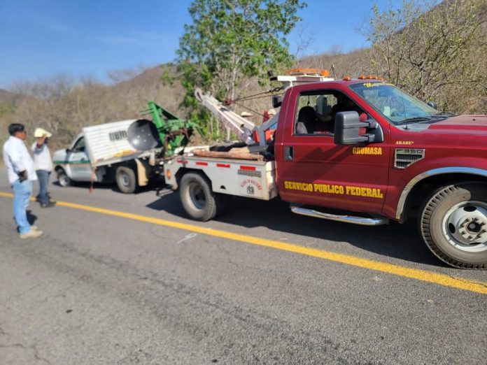Auto cae a un barranco en la carretera Zicuirán-Huetamo; conductor sale ileso