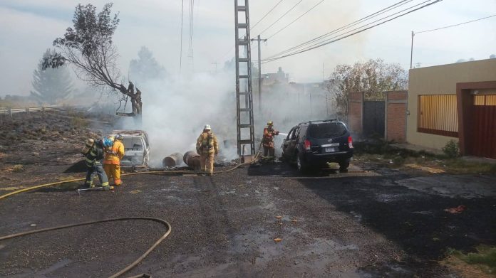 Un incendio en un pastizal descontrolado provocó la quema total de dos vehículos que se encontraban estacionados en las inmediaciones