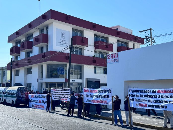 Trabajadores del volante exigen pago en efectivo en el Instituto del Transporte