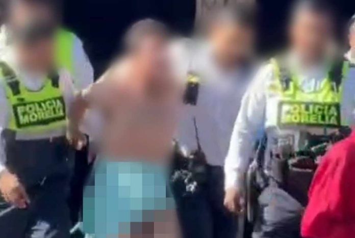 Sujeto desnudo es detenido por policías en el atrio de la Catedral de Morelia