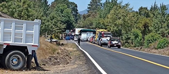 Bloqueo carretero en la Paracho – Uruapan, por detención de tres Guardias Civiles