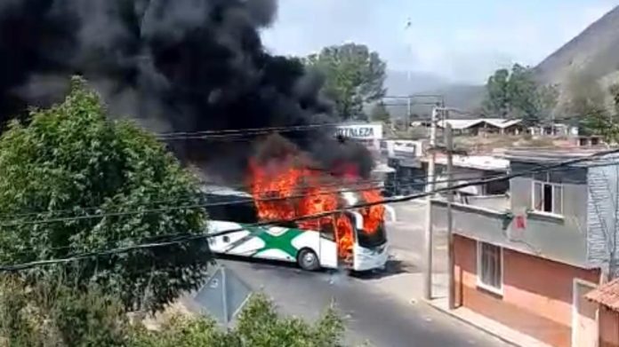 Reacción Se registran bloqueos simultáneos y quema de vehículos en distintas carreteras de Michoacán y Jalisco; sería reacción por operativo de Fuerzas Federales