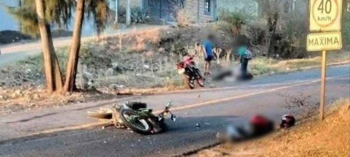 Encontronazo de motocicletas deja 2 jóvenes heridos en Morelia