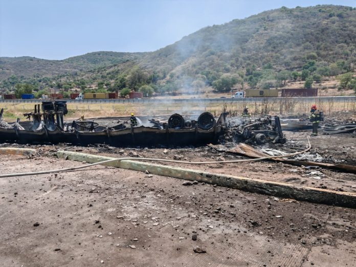 Volcadura e incendio de tractocamión pipa deja un muerto en Copándaro de Galeana