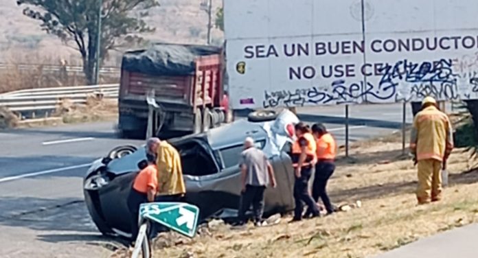 Auto vuelca en la Morelia-Salamanca
