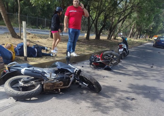 Dos lesionados en choque de motocicletas, sobre el Libramiento de Uruapan Dos lesionados en choque de motocicletas, sobre el Libramiento de Uruapan