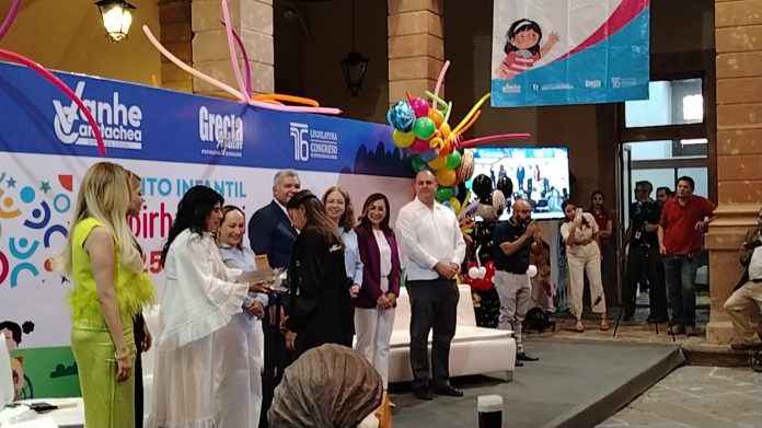 En un evento celebrado en el Congreso del estado, niñas y niños de distintos municipios de Michoacán fueron reconocidos con el Premio al Mérito Infantil