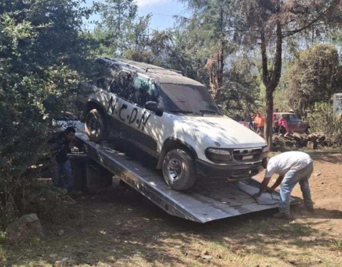 Policías de Pátzcuaro aseguran vehículo abandonado en la población San Juana II