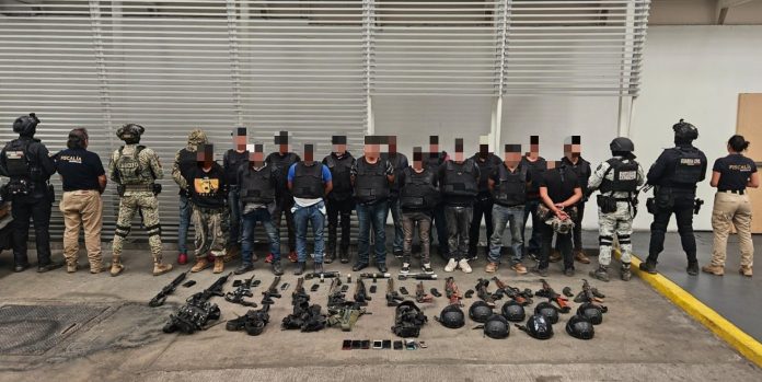 Duro golpe al crimen en Zinapécuaro; 17 detenidos y 14 armas largas aseguradas: SSP