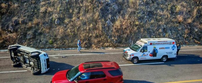 Camioneta vuelca en la autopista Siglo XXI, tramo Pátzcuaro Uruapan