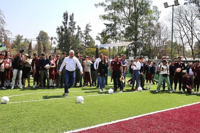 Con 90 mdp, entrega gobierno de Michoacán 41 canchas de fútbol 7
