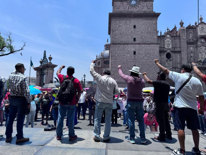 Sin nada que celebran en el Día del Maestro, marchan fracciones de la CNTE en Morelia