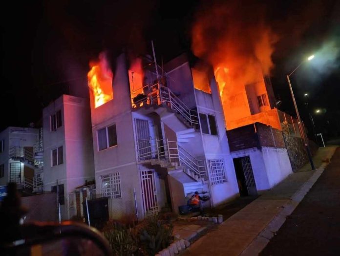 Arde por segunda ocasión un depa en el fraccionamiento Jardín de la Montaña, Morelia