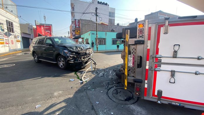 Choque entre dos camionetas provoca volcadura en la colonia Ventura Puente