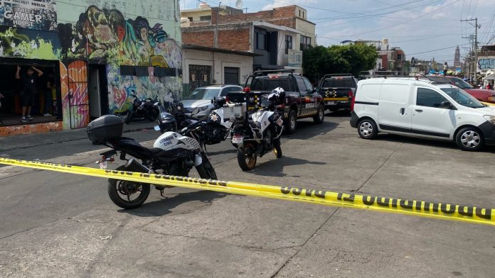 Ataque armado afuera del Mercado de "El Audi" deja un muerto y una mujer herida