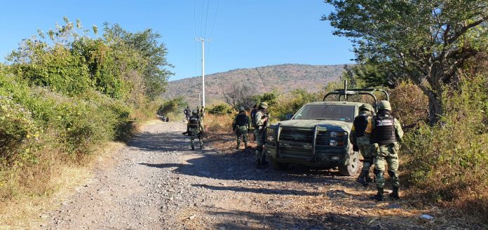 Criminales se enfrentan contra soldados en Tangamandapio; hay un agresor abatido