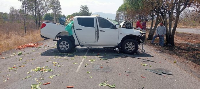 Dos camionetas, una de ellas tipo chárter, protagonizaron un aparatoso choque sobre la carrera Morelia-Pátzcuaro, incidente que dejó al menos 10 personas lastimadas, tres de ellas con heridas de consideración,