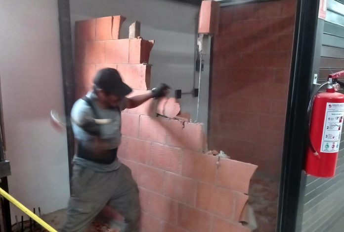A petición de locatarios, retiran 12 muros divisorios de locales en el nuevo Mercado de Pátzcuaro