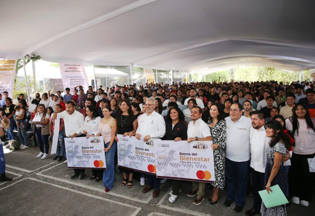 Entrega gobernador tarjetas de la beca Jóvenes Escribiendo el Futuro
