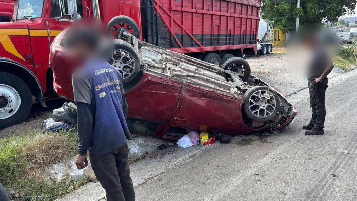Volcadura vehicular deja al menos 4 heridos en la Morelia-Salamanca
