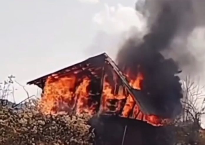 Incendio arrasa con humilde vivienda en la Tenencia de Jicalán
