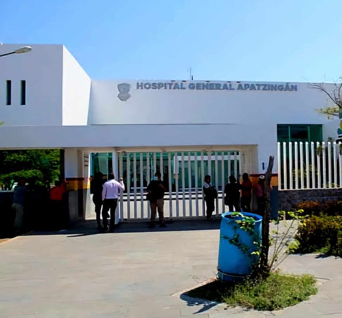 Criminales atacan a balazos a un peluquero y golpean a su madre en Apatzingán