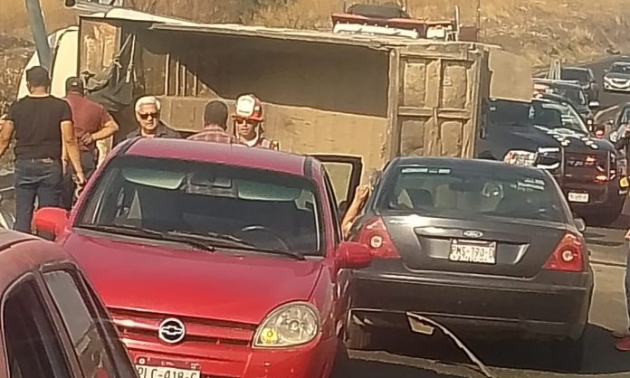 Fuerte accidente entre camión de carga y Jetta en Charo deja al menos dos lesionados