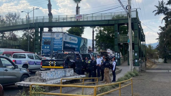 Joven intenta aventarse de un puente y Policía Morelia evita tragedia