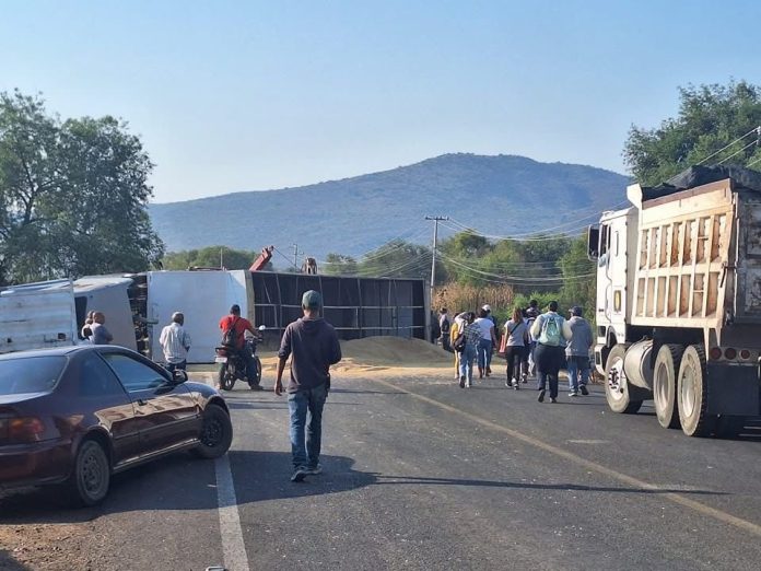 Tráiler cargado con aserrín se vuelca y bloquea completamente la carretera Puruándiro-Villachuato