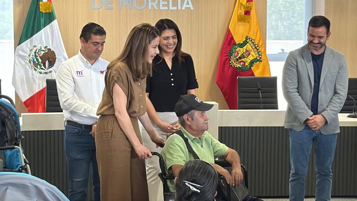 DIF Morelia entrega aparatos auditivos y sillas de ruedas