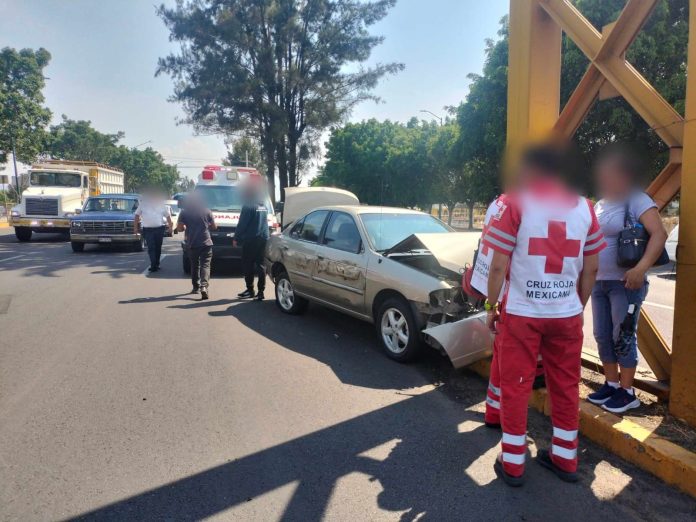 Auto es chocado por camión y proyectado contra puente peatonal al norte de Morelia