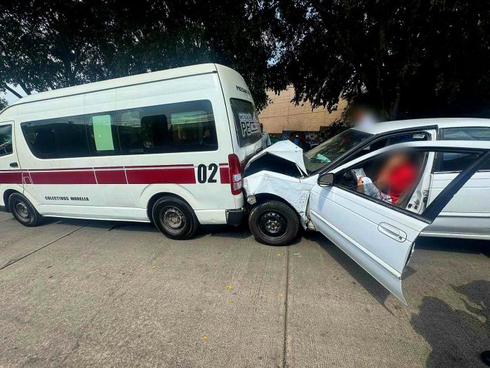 Choque de auto contra combi Ruta Guinda deja varios heridos al sur de Morelia