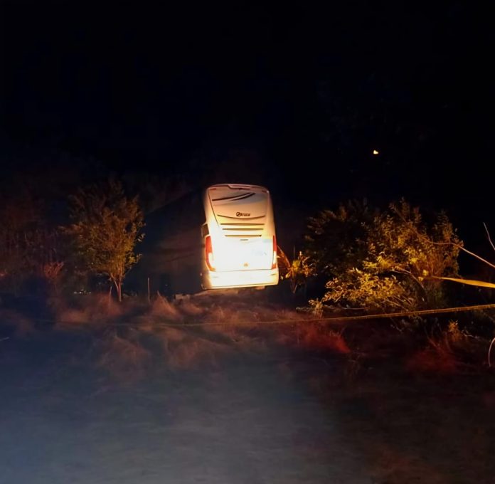 Muere chofer de autobús al accidentarse sobre la carretera Huetamo-Cumburindio