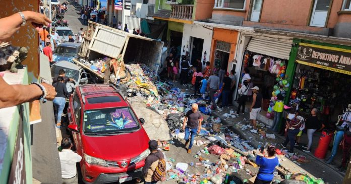 Camioneta recolectora de basura se accidenta en Zitácuaro; hay al menos 3 heridos