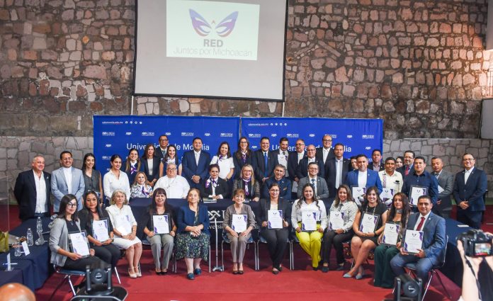 Red Juntos por Michoacán entrega a docentes el reconocimiento “Mérito a la Excelencia Educativa”